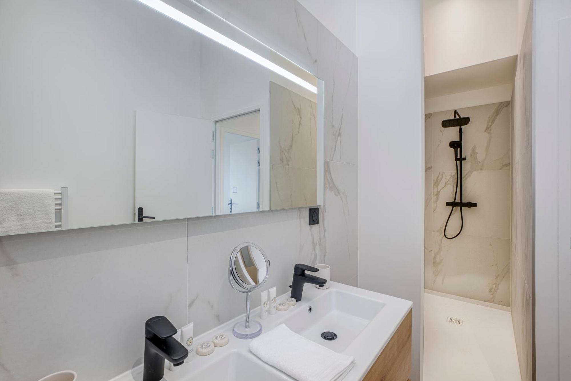 1 - Grand Appartement Spacieux Dans Un Chateau Du 17Eme Siecle, A 15Min De Lyon Vourles Luaran gambar