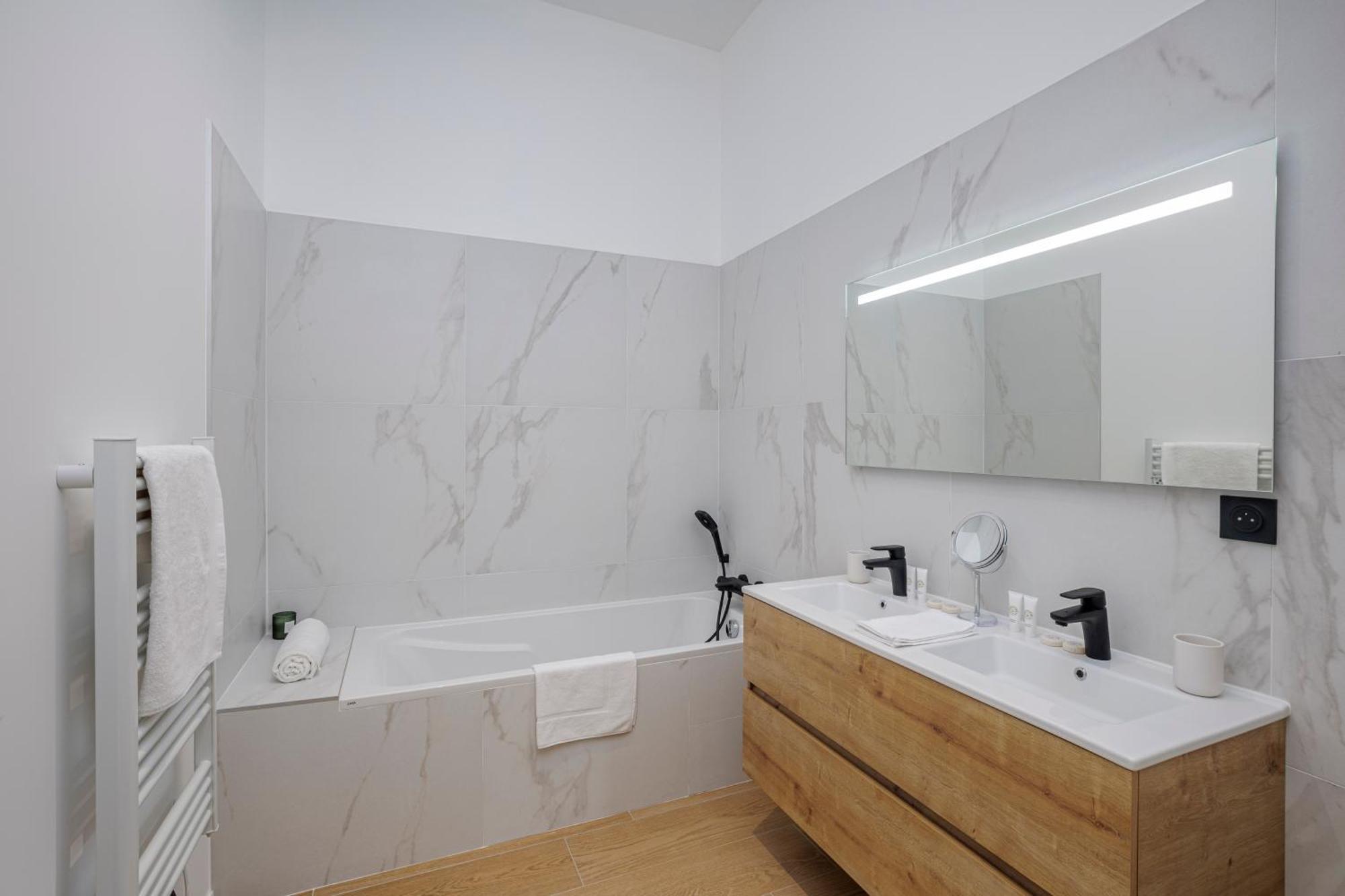 1 - Grand Appartement Spacieux Dans Un Chateau Du 17Eme Siecle, A 15Min De Lyon Vourles Luaran gambar